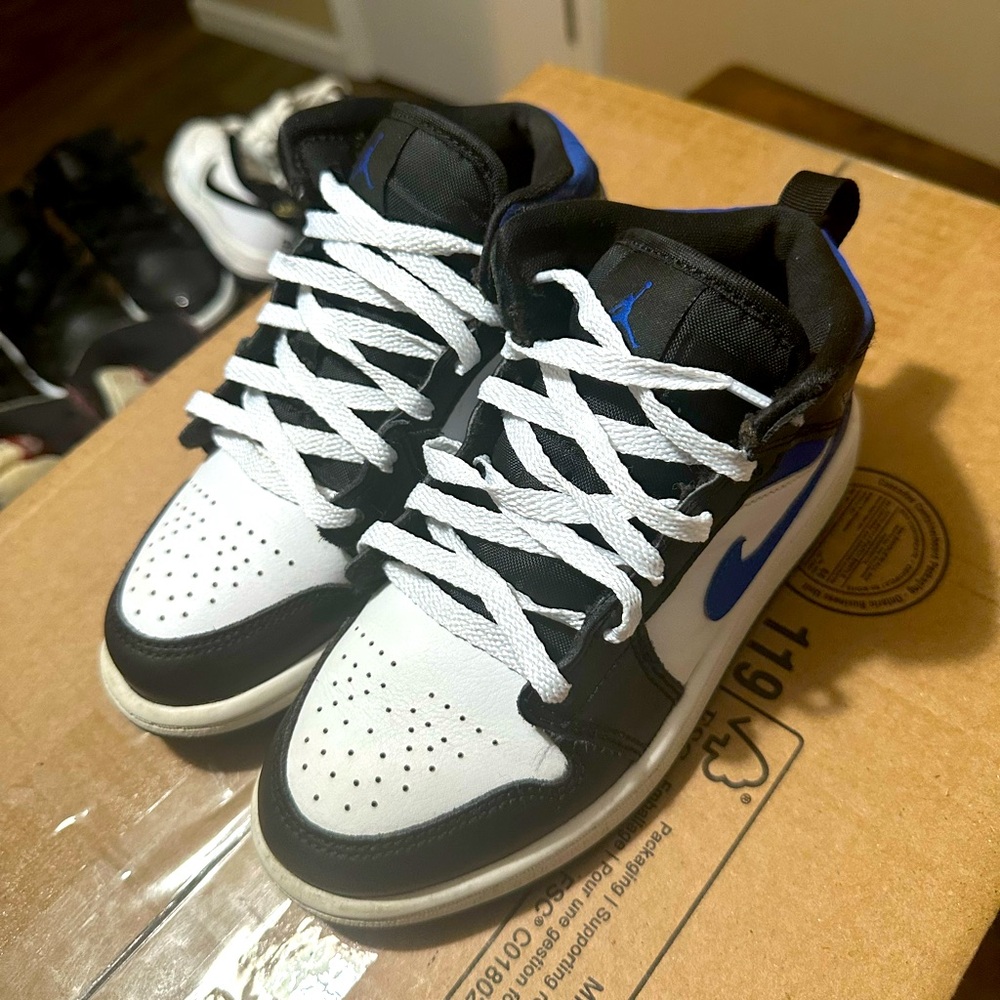 Air Jordan 1 Mid .. Size 12.5c..